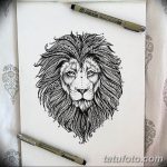 Черно-белый эскиз татуировки льва, выполненный в этническом стиле с использованием сложных узоров и геометрических фигур. Подходит для тех, кто ценит культурное наследие.