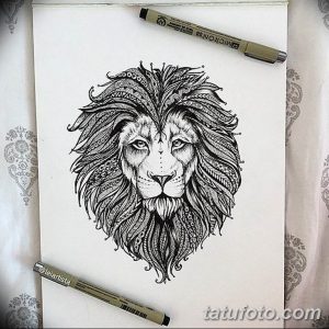 Черно-белый эскиз татуировки льва, выполненный в этническом стиле с использованием сложных узоров и геометрических фигур. Подходит для тех, кто ценит культурное наследие.