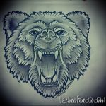 Черно-белый эскиз татуировки головы медведя с открытой пастью и острыми зубами. Классический стиль, идеально для сильных духом.