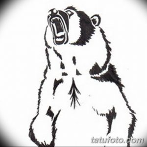 Черно-белый эскиз татуировки стоящего медведя с открытой пастью, демонстрирующего свой гнев. Минималистичный и выразительный дизайн.