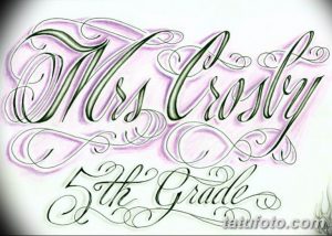 Эскиз татуировки с надписью "Mrs. Crosby 5th Grade", выполненной в нежном стиле с использованием пастельных тонов и завитушек.
