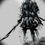Черно-белый минималистичный эскиз татуировки с изображением самурая с мечом. Лаконичный и стильный дизайн.