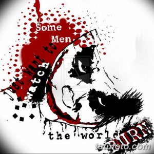 Фото тату лица Джокера с надписью "Some Men Just Want to Watch the World Burn" и красными брызгами краски. Яркий и хаотичный рисунок татуировки.