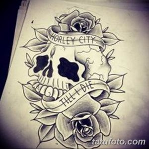 Фото эскиза татуировки: череп, украшенный розами и лентой с надписью "Horley City Till I Die". Рисунок выполнен в традиционном стиле.