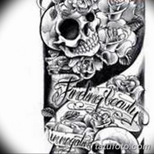 Фото татуировки на руке: черепа, розы и надпись "Fucking Beautiful" выполнены в стиле blackwork. Рисунок отличается высокой детализацией и контрастностью.
