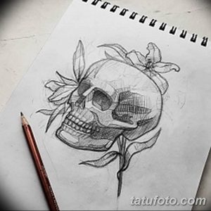Фото тату: эскиз черепа, увитого розой, выполненный в стиле sketch с использованием карандашных штрихов.