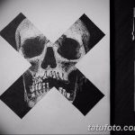 Черно-белый эскиз татуировки с изображением черепа, перечеркнутого крестом. Минималистичный и символичный дизайн.