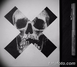 Черно-белый эскиз татуировки с изображением черепа, перечеркнутого крестом. Минималистичный и символичный дизайн.