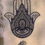 Фото тату на груди: татуировка Хамса (Рука Фатимы) с детальным узором и изображением глаза в центре, выполненная в черных чернилах.