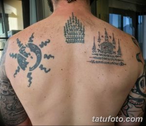 Фото тату на спине и плече: традиционные тайские янтры, выполненные черными чернилами, с геометрическими узорами и символами.