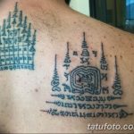 Фото тату: черно-серые геометрические узоры и символы на спине мужчины. Традиционная тайская татуировка, выполненная в строгом стиле.