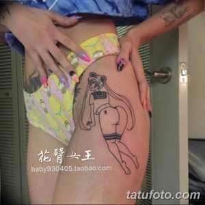 Фото татуировки на бедрах девушки с изображением персонажа аниме Sailor Moon. Яркие цвета и четкие линии.