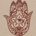 Фото тату: изящный рисунок 'Руки Фатимы' (Хамаса) в коричневых тонах, выполненный в стиле детализированной графики.