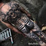 Фото тату: масштабное тату, покрывающее большую часть тела, с изображением скелета, окруженного сложным растительным орнаментом. Черно-белый рисунок татуировки.
