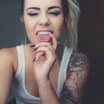 фото красивой девушки с татуировкой 12.03.2019 №068 - girl with a tattoo - tatufoto.com