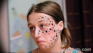 Фото татуировки на лице девушки, состоящей из множества маленьких звезд. Необычный и смелый дизайн.