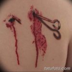 Фото тату: реалистичное изображение гвоздей, пронзающих кожу, с капающей кровью. Жуткий и эффектный рисунок татуировки для любителей хоррора.