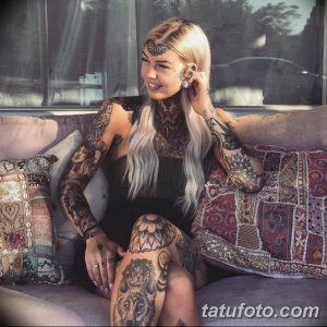 Фотография девушки с множеством татуировок на теле, демонстрирующая ее уникальный стиль и любовь к искусству татуировки.