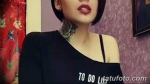 Фото татуировки на шее девушки. Черно-белый рисунок в виде цветочного орнамента, элегантный и привлекательный дизайн.