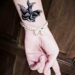 фото милой девушки с татуировкой 12.03.2019 №093 - girl with a tattoo - tatufoto.com