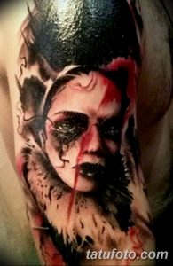 Фото тату на руке: портрет плачущей женщины в стиле dark realism, с использованием красных и черных оттенков.