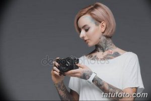 Фото татуировок на шее, руках и плечах девушки-фотографа. Разнообразные рисунки, выполненные в ярких цветах, создают неповторимый образ.