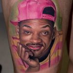 Фото тату на ноге с изображением Уилла Смита в образе Fresh Prince. Детализированный портрет в ярких цветах.