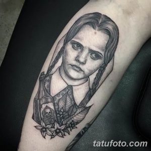 Черно-белое фото тату с портретом Греты Тунберг на руке. Реалистичный стиль, детализированная проработка лица и волос. Рисунок татуировки с политическим подтекстом.