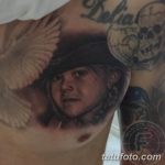 Фотография татуировки на груди и шее с изображением портрета мужчины в шляпе, выполненного в реалистичном стиле.