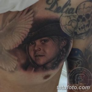 Фотография татуировки на груди и шее с изображением портрета мужчины в шляпе, выполненного в реалистичном стиле.