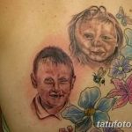 Цветное фото тату на груди с изображением двух детских портретов и цветов. Детализированный рисунок с нежными цветами и милыми лицами.