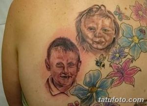 Цветное фото тату на груди с изображением двух детских портретов и цветов. Детализированный рисунок с нежными цветами и милыми лицами.