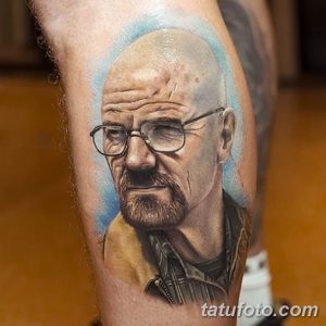 Цветное фото тату на руке с изображением Уолтера Уайта из сериала Breaking Bad. Детализированный портрет с реалистичными чертами лица и очками.