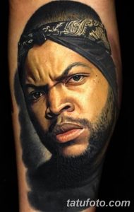 Фото тату портрета Ice Cube на руке. Реалистичный рисунок с использованием ярких цветов и детальной проработкой лица и банданы.