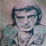 Фото тату портрета Тони Монтана (Аль Пачино) из фильма «Лицо со шрамом» на плече. Черно-белый рисунок с реалистичной проработкой.