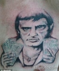 Фото тату портрета Тони Монтана (Аль Пачино) из фильма «Лицо со шрамом» на плече. Черно-белый рисунок с реалистичной проработкой.