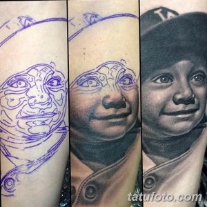Фото тату: пошаговый процесс создания портретной татуировки на руке, от эскиза до готового реалистичного изображения лица в кепке.