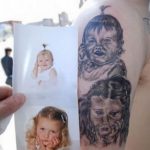 Фото тату: два реалистичных портрета детей на руке, рядом с фотографиями. Детализированная проработка лиц и выражений.