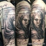 Фото тату с изображением двух женских портретов в черно-белом стиле и французской надписью, выполненное на спине.