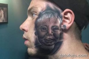 Фотография татуировки с реалистичным изображением детского лица, выполненной в черно-серых тонах на шее и части лица мужчины.