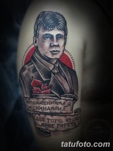 Фото тату с портретом Григория Распутина в стиле олдскул на руке. Черно-белый рисунок с использованием четких линий и ярких цветов.