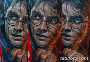 Фото тату с тройным портретом Гарри Поттера на руке. Реалистичный рисунок с использованием темных и светлых оттенков.