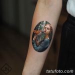 Фото тату девушки с лисой в окружении леса. Красочный рисунок в стиле фэнтези с детальной проработкой лиц и шерсти.