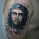 Фото тату: реалистичное изображение Че Гевары на плече и груди, выполненное в черно-серых тонах, с акцентом на выразительный взгляд.
