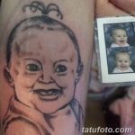 Фото татуировки с изображением детского портрета, выполненного в черно-белом стиле на руке. Рядом с татуировкой - оригинал фотографии.