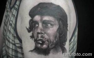 Фото тату портрета Че Гевары в берете, выполненного в реалистичном стиле на руке.