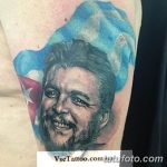 Фото тату портрета Фиделя Кастро на фоне кубинского флага на руке. Реалистичный рисунок с использованием ярких цветов и деталей.