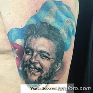 Фото тату портрета Фиделя Кастро на фоне кубинского флага на руке. Реалистичный рисунок с использованием ярких цветов и деталей.