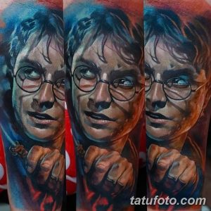 Фото тату реалистичного портрета Гарри Поттера на руке. Детализированный рисунок с акцентом на глаза и очки.