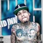 Фото тату с изображением Kid Ink на фоне ярких цветов. Портрет выполнен в реалистичном стиле с акцентом на его татуировки.
